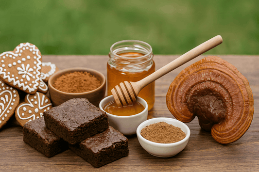 Ganoderma őrlemény, méz, fűszeres mézeskalács és csokis sütemények egy faasztalon – egészséges édességek természetes hozzávalókkal.