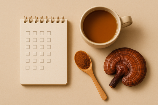 Ganoderma 30 napos kúra – természetes napi rutin, meleg ital és Ganoderma por egy letisztult, bézs háttéren.