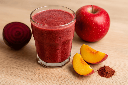 Céklás–almás–őszibarackos piros smoothie Ganodermával egy pohárban, friss hozzávalókkal.