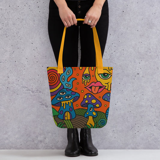 Gombalátomás mintás vászontáska női modellen kézben tartva – Gaia Design